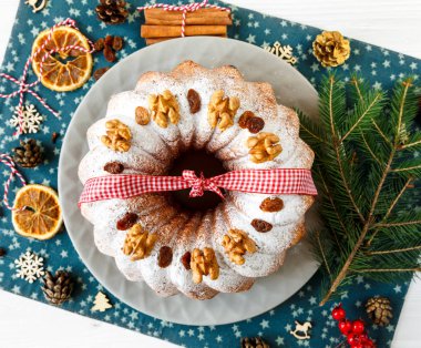 Noel için geleneksel meyveli kek pudra şekeri ve fındık, Kuru üzüm ile dekore edilmiştir. Delicioius ev yapımı hamur işi. Noel ve yeni yıl kutlama kavramı