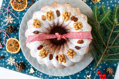 Noel için geleneksel meyveli kek pudra şekeri ve fındık, Kuru üzüm ile dekore edilmiştir. Delicioius ev yapımı hamur işi. Noel ve yeni yıl kutlama kavramı