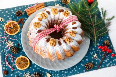 Noel için geleneksel meyveli kek pudra şekeri ve fındık, Kuru üzüm ile dekore edilmiştir. Delicioius ev yapımı hamur işi. Noel ve yeni yıl kutlama kavramı