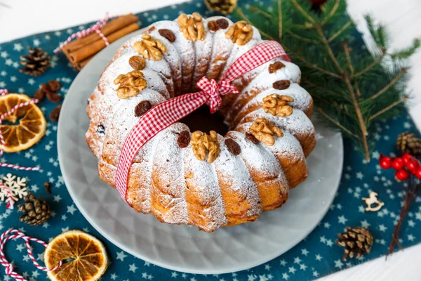 Traditioneller Obstkuchen Für Weihnachten Mit Puderzucker Und Nüssen Rosinen Dekoriert — Stockfoto