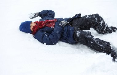 mavi ceketli genç yakışıklı kartopu Kış Parkı'nda oynar. Kış aktiviteleri. 