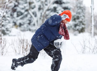 oğlan mavi ceket ve kırmızı eşarp çalış kartopu kış orman