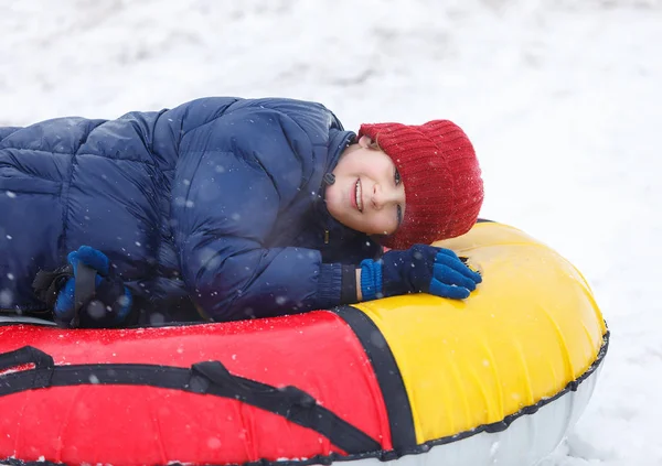 Çocuk Mavi Ceket Kar Tüp Kırmızı Şapka Çocuk Bir Boru — Stok fotoğraf