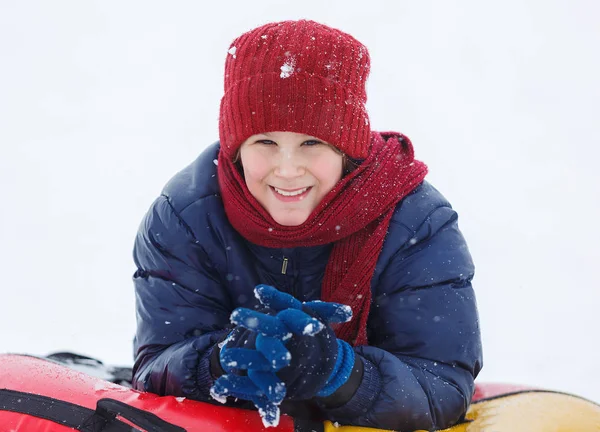 Niño Chaqueta Azul Sombrero Rojo Divirtiéndose Tubo Nieve Chico Está — Foto de Stock