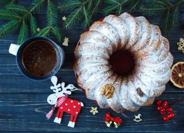Noel için geleneksel meyveli kek pudra şekeri ve fındık, Kuru üzüm ve kahve ile dekore edilmiştir. Delicioius ev yapımı hamur işi. Noel ve yeni yıl kutlama kavramı