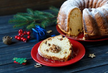 Noel için geleneksel meyveli kek pudra şekeri ve fındık, Kuru üzüm ile dekore edilmiştir. Delicioius ev yapımı hamur işi. Noel ve yeni yıl kutlama kavramı