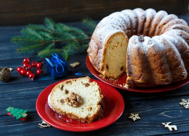 Noel için geleneksel meyveli kek pudra şekeri ve fındık, Kuru üzüm ile dekore edilmiştir. Delicioius ev yapımı hamur işi. Noel ve yeni yıl kutlama kavramı