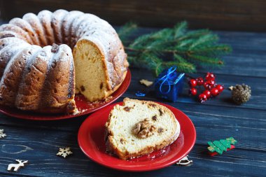 Noel için geleneksel meyveli kek pudra şekeri ve fındık, Kuru üzüm ile dekore edilmiştir. Delicioius ev yapımı hamur işi. Noel ve yeni yıl kutlama kavramı