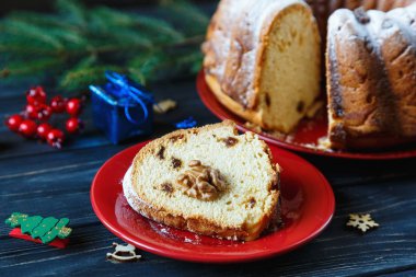 Noel için geleneksel meyveli kek pudra şekeri ve fındık, Kuru üzüm ile dekore edilmiştir. Delicioius ev yapımı hamur işi. Noel ve yeni yıl kutlama kavramı
