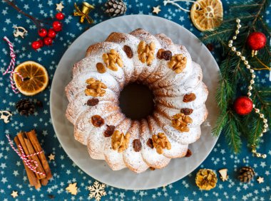 Noel için geleneksel meyveli kek pudra şekeri ve fındık, Kuru üzüm ile dekore edilmiştir. Delicioius ev yapımı hamur işi. Noel ve yeni yıl kutlama kavramı