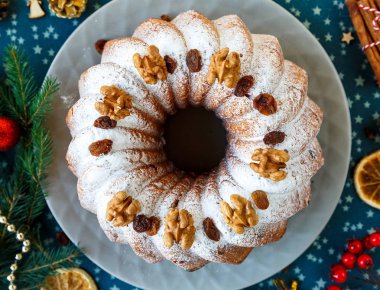 Noel için geleneksel meyveli kek pudra şekeri ve fındık, Kuru üzüm ile dekore edilmiştir. Delicioius ev yapımı hamur işi. Noel ve yeni yıl kutlama kavramı