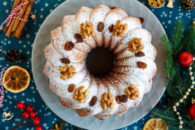 Noel için geleneksel meyveli kek pudra şekeri ve fındık, Kuru üzüm ile dekore edilmiştir. Delicioius ev yapımı hamur işi. Noel ve yeni yıl kutlama kavramı