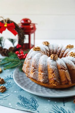 Noel için geleneksel meyveli kek pudra şekeri ve fındık, Kuru üzüm ile dekore edilmiştir. Delicioius ev yapımı hamur işi. Noel ve yeni yıl kutlama kavramı