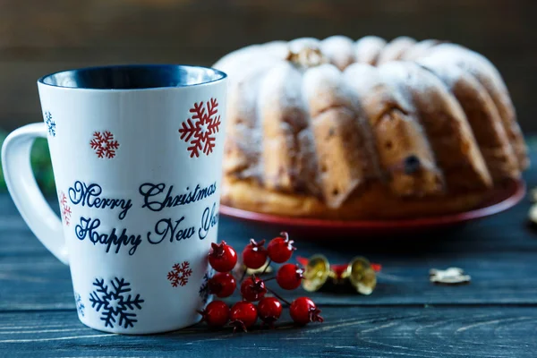Традиционный Фруктовый Торт Рождество Украшен Сахарной Пудрой Орехами Изюмом Чашкой — стоковое фото