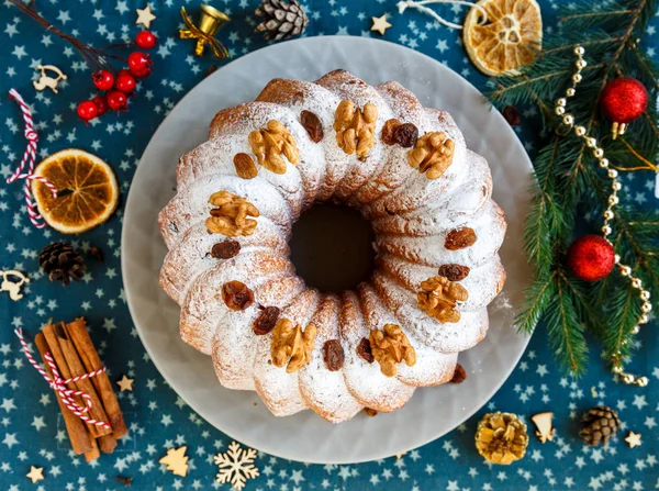 Traditioneller Obstkuchen Für Weihnachten Mit Puderzucker Und Nüssen Rosinen Dekoriert — Stockfoto