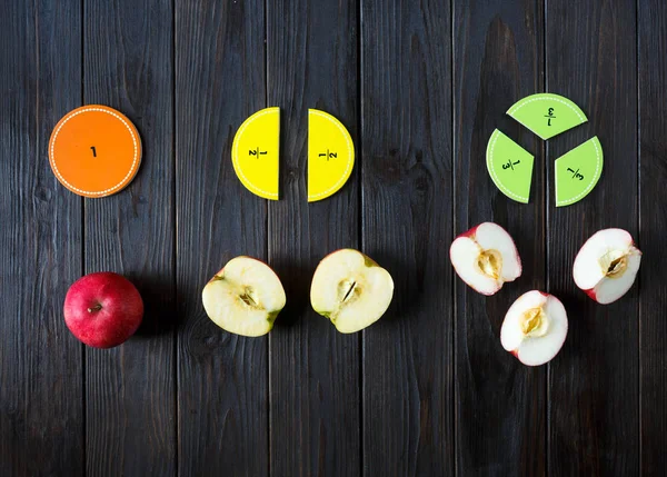 Fracciones Matemáticas Coloridas Manzanas Como Una Muestra Sobre Fondo Madera — Foto de Stock