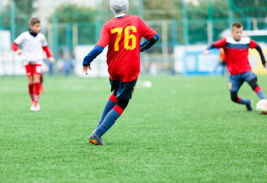 futbol takımları - beyaz ve sarı üniformalı erkekler yeşil sahada futbol oynamak. Çocuklar top sürme. top sürme becerileri. Takım oyunu, eğitim, aktif yaşam tarzı, hobi, spor çocuklar konsepti için
