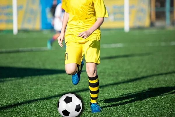 Équipes Football Garçons Uniforme Jaune Jouent Football Sur Terrain Vert — Photo