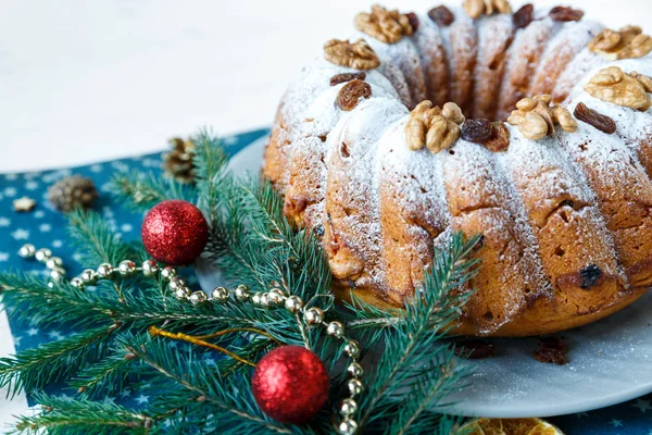 Noel için geleneksel meyveli kek pudra şekeri ve fındık, Kuru üzüm ile dekore edilmiştir. Delicioius ev yapımı hamur işi. Noel ve yeni yıl kutlama kavramı