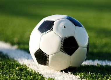 Klasik siyah ve beyaz futbol topu alan yeşil çimenlerin üzerinde. Eğitim, maç, hobi kavramı. kopya alanı ile 