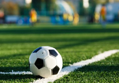 Klasik siyah ve beyaz futbol topu alan yeşil çimenlerin üzerinde. Eğitim, maç, hobi kavramı. kopya alanı ile 