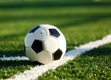 Klasik siyah ve beyaz futbol topu alan yeşil çimenlerin üzerinde. Eğitim, maç, hobi kavramı. kopya alanı ile 