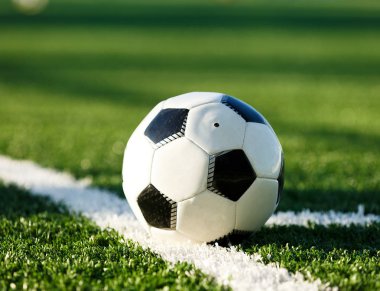Klasik siyah ve beyaz futbol topu alan yeşil çimenlerin üzerinde. Eğitim, maç, hobi kavramı. kopya alanı ile 