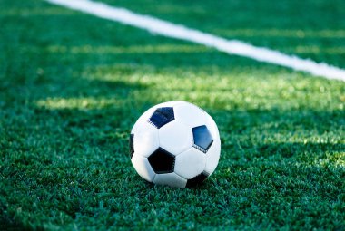 Klasik siyah ve beyaz futbol topu alan yeşil çimenlerin üzerinde. Eğitim, maç, hobi kavramı. kopya alanı ile