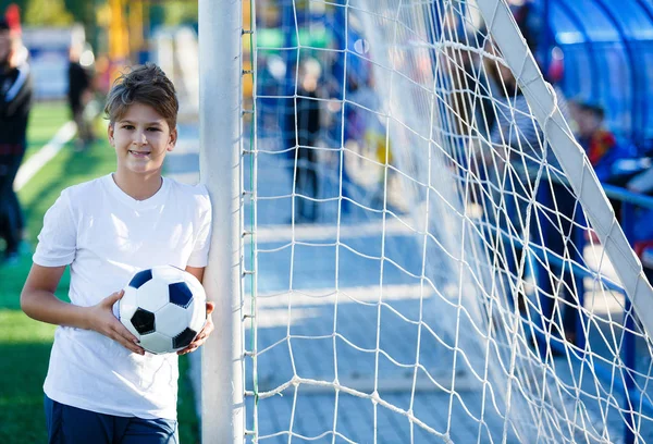 Roztomilý Mladý Chlapec Bílé Modré Sportovní Oblečení Drží Klasické Černé — Stock fotografie