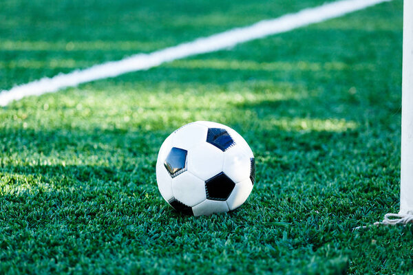 классический черно-белый футбольный мяч на зеленой траве поля. Футбол, тренировки, концепция хобби. с копировальным местом
