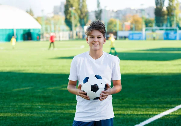 Roztomilý Mladý Chlapec Bílé Modré Sportovní Oblečení Drží Klasické Černé — Stock fotografie