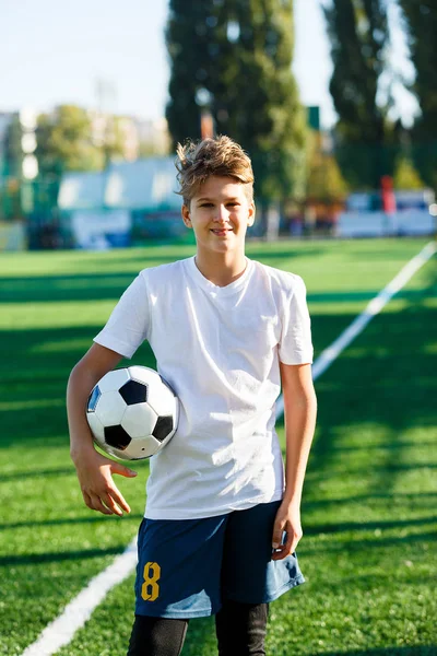 Roztomilý Mladý Chlapec Bílé Modré Sportovní Oblečení Drží Klasické Černé — Stock fotografie