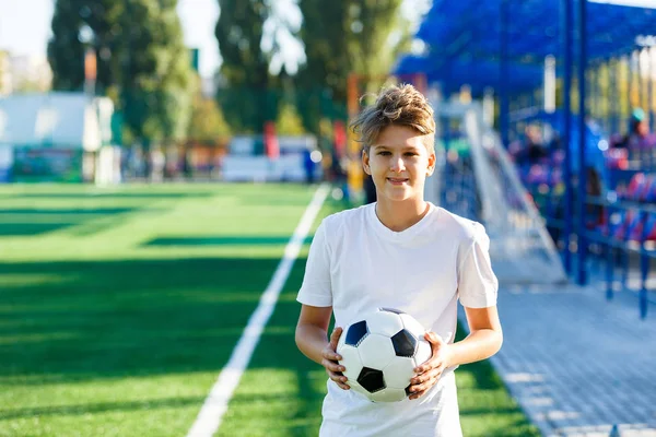 Roztomilý Mladý Chlapec Bílé Modré Sportovní Oblečení Drží Klasické Černé — Stock fotografie