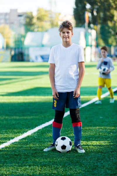 Roztomilý Mladý Chlapec Bílé Modré Sportovní Stojí Vedle Klasické Černé — Stock fotografie