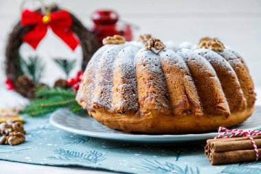 Noel için geleneksel meyveli kek pudra şekeri ve fındık, Kuru üzüm ile dekore edilmiştir. Delicioius ev yapımı hamur işi. Noel ve yeni yıl kutlama kavramı