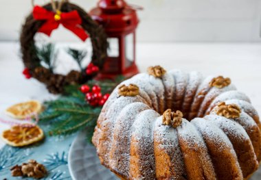 Noel için geleneksel meyveli kek pudra şekeri ve fındık, Kuru üzüm ile dekore edilmiştir. Delicioius ev yapımı hamur işi. Noel ve yeni yıl kutlama kavramı