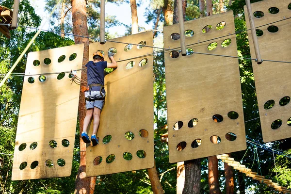 Dziecko Lesie Adventure Park Dziecko Kasku Pomarańczowy Niebieski Shirt Wspina — Zdjęcie stockowe