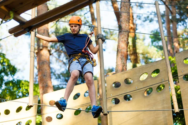 Dziecko Lesie Adventure Park Dziecko Kasku Pomarańczowy Niebieski Shirt Wspina — Zdjęcie stockowe