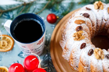 Meyveli kek, dekorasyon, Ladin, bir pasta ve kahve ya da çay yeşil Amerikan Servisi ile plaka dalları. Yeni yıl ve Noel dekorasyon konsepti. kopya alanı