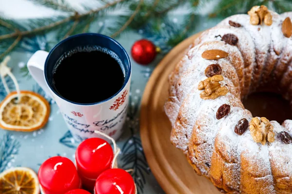 フルーツ ケーキ トウヒ ケーキ 緑のマットでコーヒーまたは紅茶のカップとプレートの枝 新年とクリスマスの装飾の概念 コピー スペース — ストック写真