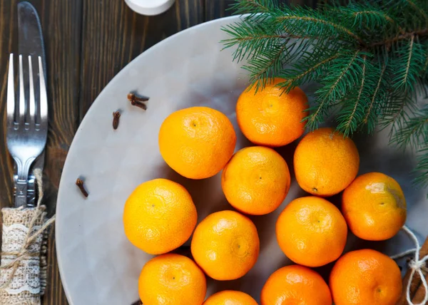 Zralé Mandarine Listy Mandarinkově Oranžová Dřevěný Stůl Pozadí Citrusové Plody — Stock fotografie