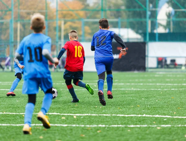 Drużyny Piłkarskie Chłopcy Czerwony Niebieski Odzież Sportowa Grać Piłkę Zielonym — Zdjęcie stockowe