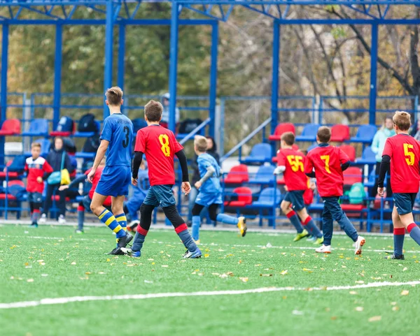 Ragazzi Blu Abbigliamento Sportivo Rosso Gioca Calcio Sul Campo Pallina — Foto Stock