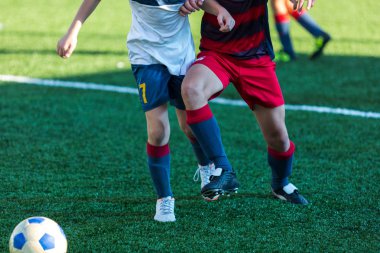 futbol takımları - kırmızı, mavi, beyaz spor giyim çocuklar yeşil sahada futbol oynamak. Çocuklar top sürme. top sürme becerileri. Takım oyunu, eğitim, aktif yaşam tarzı, hobi, spor çocuklar konsepti için