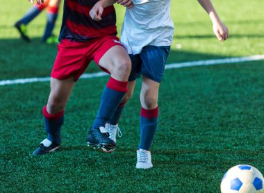 futbol takımları - kırmızı, mavi, beyaz spor giyim çocuklar yeşil sahada futbol oynamak. Çocuklar top sürme. top sürme becerileri. Takım oyunu, eğitim, aktif yaşam tarzı, hobi, spor çocuklar konsepti için