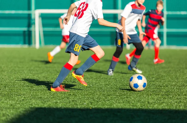 サッカー チーム 白のスポーツ ウエアで男の子グリーン フィールド上にサッカーします ドリブルの男の子 ドリブルのスキル ゲーム トレーニング アクティブなライフ — ストック写真