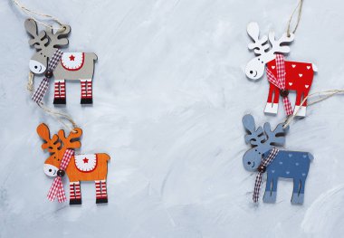 Ahşap kırmızı, turuncu, mavi geyik grunge üzerinde arka plan gri. Noel ve yılbaşı dekorasyon konsepti. Yat, alanı Kopyala