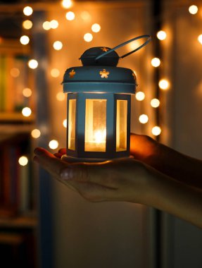 çocuklar ellerini Noel Fener ışıkları bokeh arka plan üzerinde elinde tutar. Yeni yıl kutlama kavramı, şenlikli ruh hali