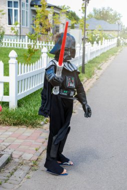 Kiev/Ukrayna - 15 Ağustos 2018: Cosplayer çocuk karakter yıldız savaşları filmindeki kılıç ve oyun gibi giyinmiş. Cadılar Bayramı kostümleri, cosplay kavramı