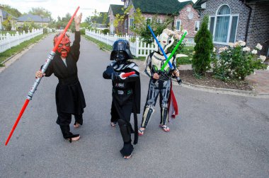 Kiev/Ukrayna - 15 Ağustos 2018: kılıç ve oyun Star Wars film karakterlerinden kılığında Cosplayers çocuklar. Cadılar Bayramı kostümleri, cosplay kavramı